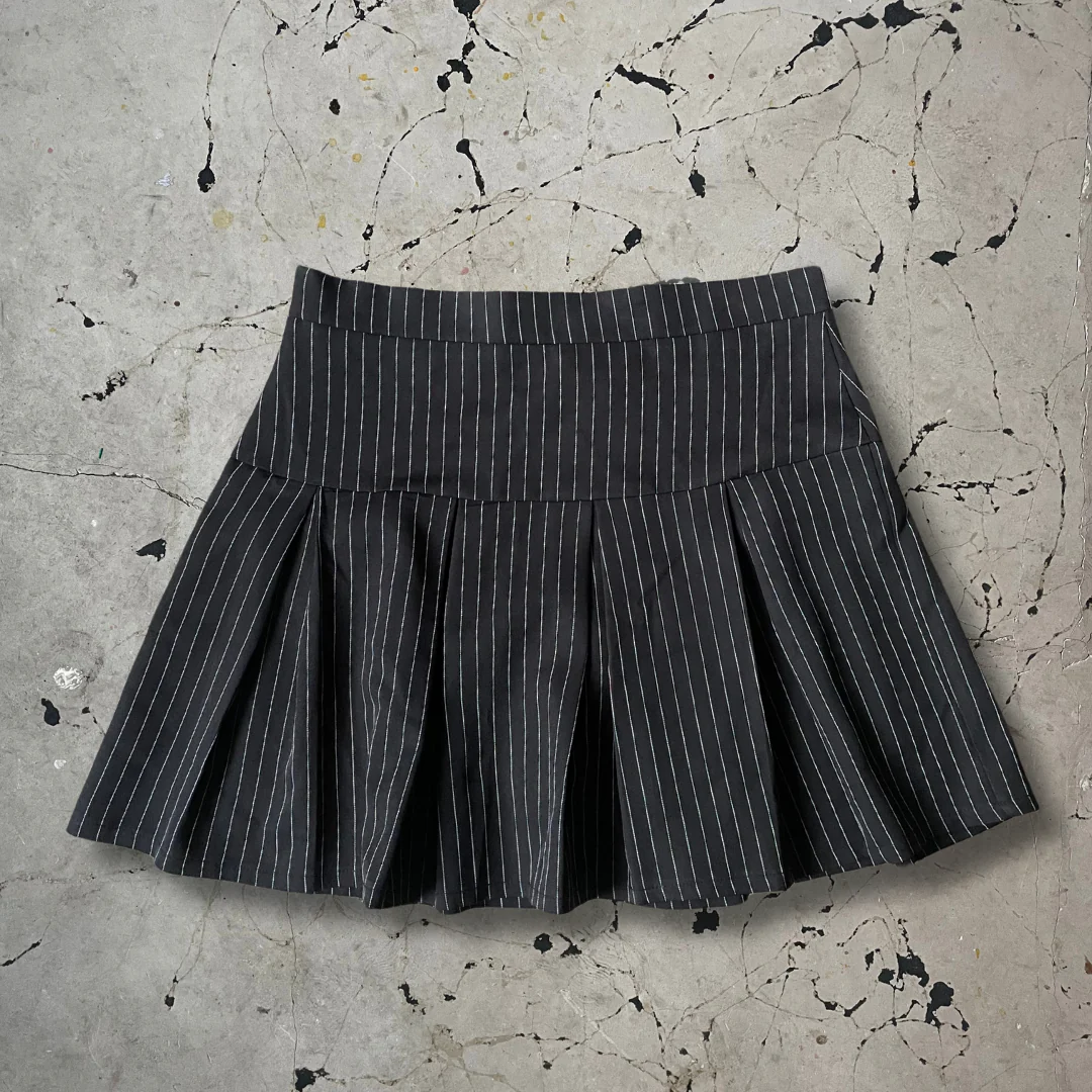 Vintage y2k 00s Black Pinstripe Pleated Mini Skirt - Image 3