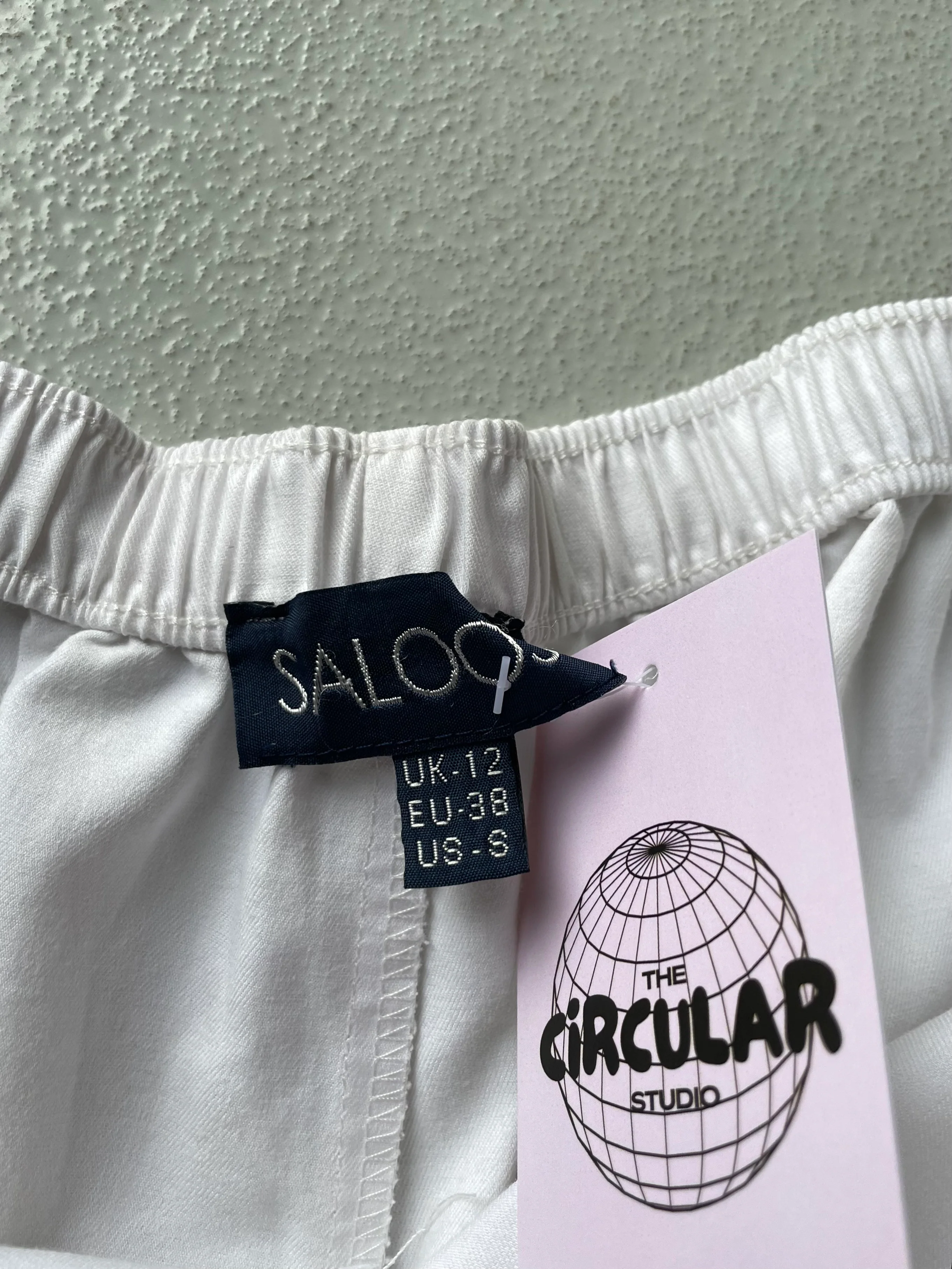 Vintage y2k White Capris - Image 3